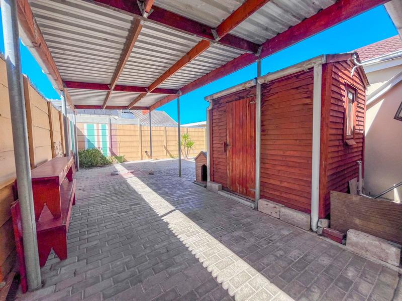 3 Bedroom Property for Sale in Pelikan Park Western Cape